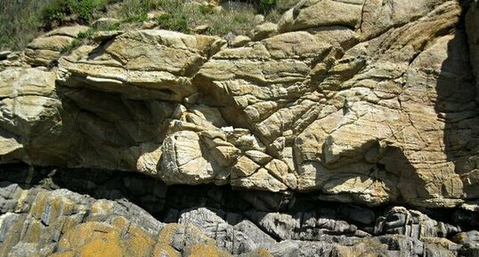 Zone de contact entre le granite de La Clarté et son encaissant sédimentaire