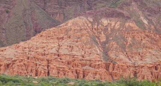 Formation de grès rouges érodés le long du Rio Belén.