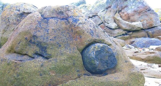 Enclave basique dans la granodiorite de Chausey