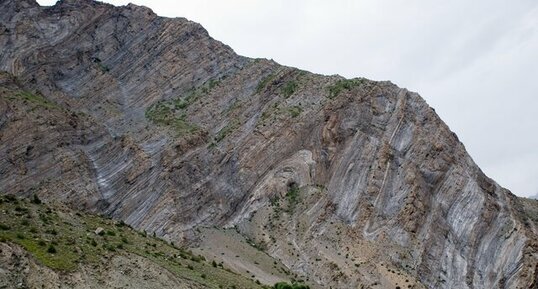 Couches de roches plissées - Gushal - Inde - Himalaya