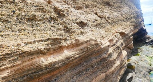 Tuf jaune de hyaloclastites à la plage de la Grande Conque.