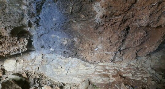 Contact entre schiste et calcaire dans la grotte de la Marmonière.