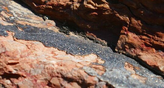 Cristallisation dans le marbre griotte de Caunes-Minervois