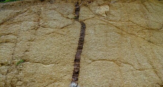 Filon basique dans granite à Lumio