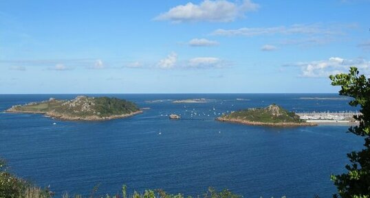 Le Castel et l'île Milliau depuis la pointe de Bihit