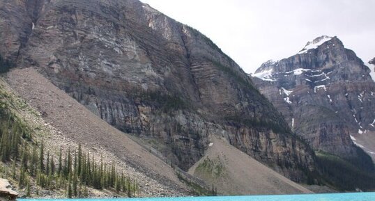 Cônes d'éboulis sur les berges du lac Moraine