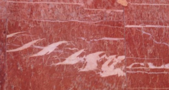 Fentes en échelons dans le marbre rouge de l'église d'Ax-les-thermes
