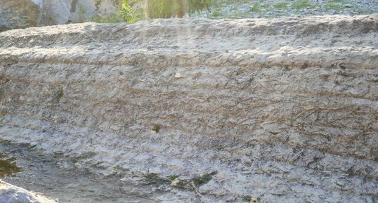 Berceaux d'extraction de colonne dans le marbre gris clair de Caunes-Minervois