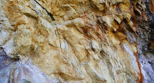 Soufre sur les fractures dans la roche de la route de Villard-Notre-Dame