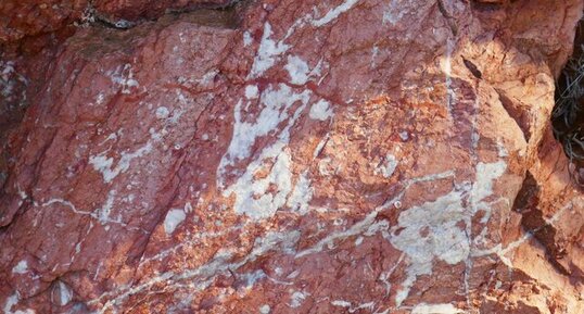 Marbre rouge de la carrière de Vitry à Caunes-Minervois.