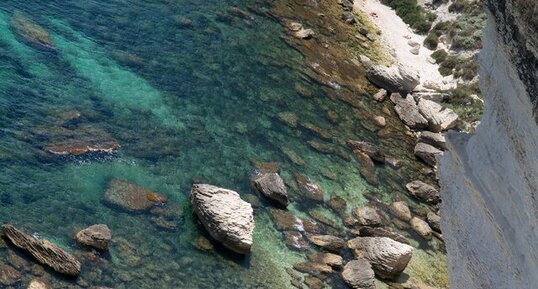 Vue plongeante depuis les falaises près de Bonifacio