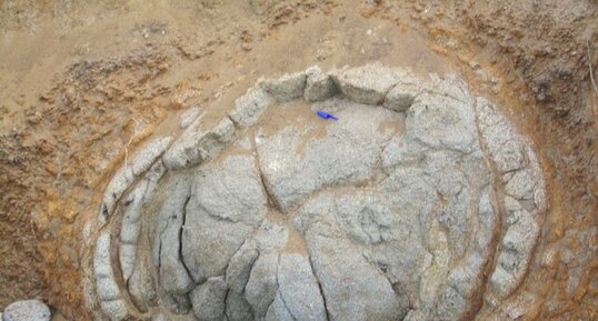 Erosion d'un bloc de basalte en écailles d'oignon
