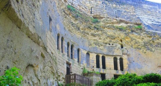 habitation troglodytiques tuffeau, douves du château de Brézé