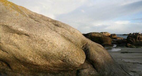 Bloc de granite sur une plage du Finistère nord