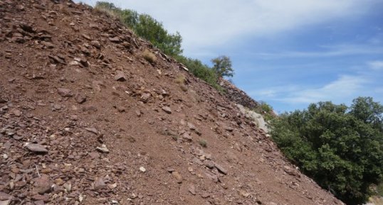 Haldes de calcaire rouge griotte de la carrière de Belloc