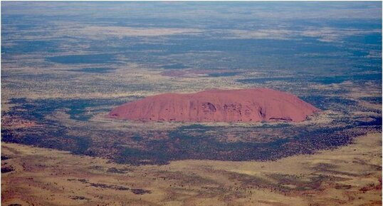Uluru vu d'avion