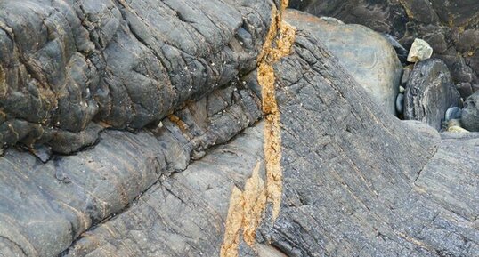 Fentes en échelon dans les cornéennes de Flamanville