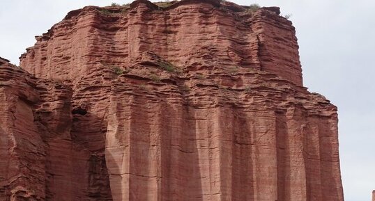 Erosion en cannelures de grès rouges fluviatiles à Talampaya, Argentine.