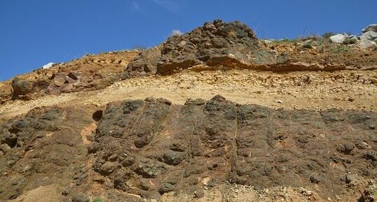 Intercalation de basalte dans du calcaire marneux - Liban