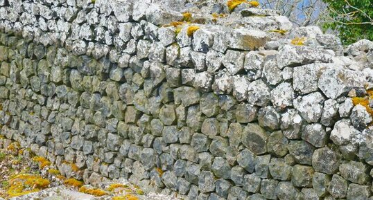 Murs en pierres de prismes basaltiques sèches de l'ancien village de Brion