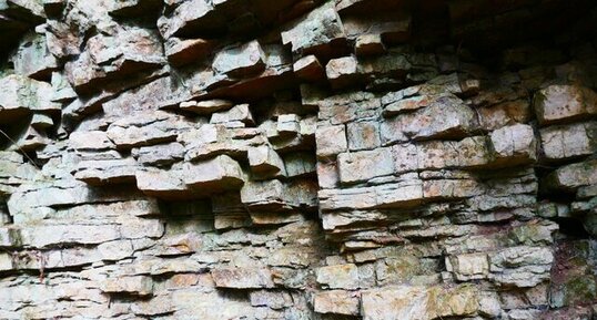 grès armoricain de la grotte de la Fée Gisèle, Gorges de Villiers.