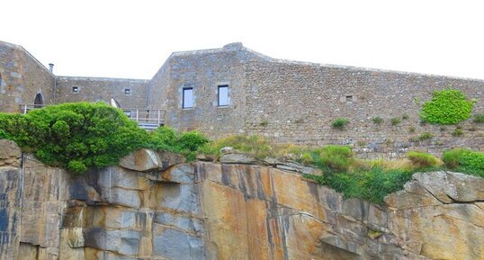 Ancienne carrière de "Granite" (granodiorite) de l'Île Chausey.