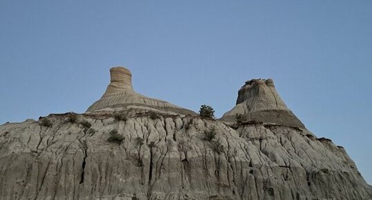 L'érosion différentielle formant les cheminées de fées n'a plus lieu ici : (…)