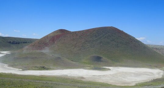 Cône de scorie du Meke Dagi dans le maar du Meke Golu