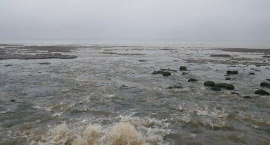 résurgence principale de l'Aure sur le platier de Port-en-Bessin