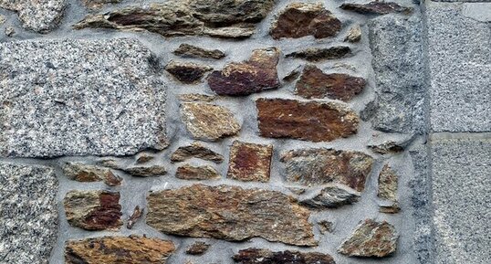 Brest : vieux mur réalisé en pierres locales