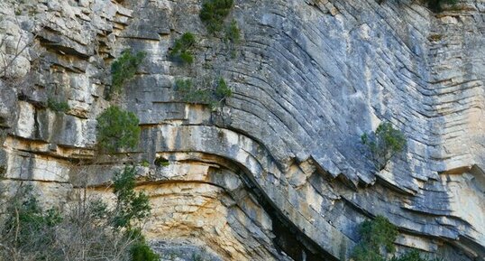 Plis dans les calcaires jurassiques des gorges de la Vis