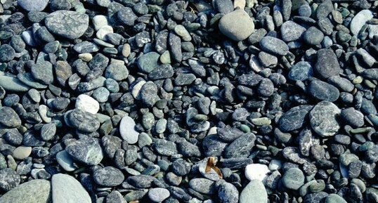 Galets verts de serpentinite sur la plage d'Albo (Cap Corse)