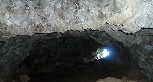 Tunnel de lave sur l'île de Pâques