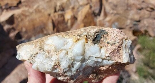 Corse - Evisa - Pegmatite permienne à quartz décimétriques