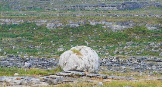 Bloc erratique sur le lapiez du Burren.