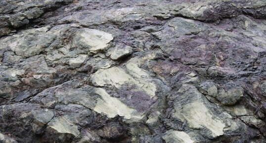 Serpentinite mélangée à des basaltes pillows lavas