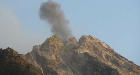 Petite explosion strombolienne au sommet du Stromboli, 2008