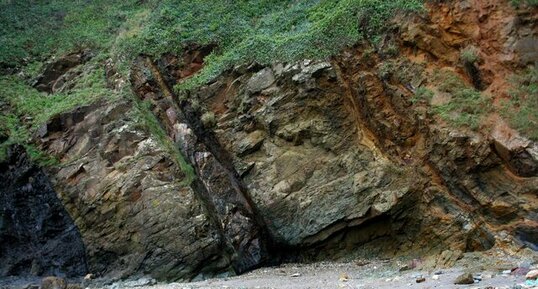 Plage de la Source : sills basaltiques