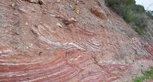 Gypse rouge et blanc du Trias des corbières