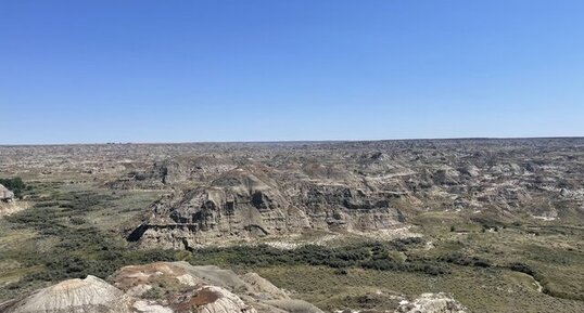 Les Badlands canadiennes : paysage formé par érosion (mécanique), et lieu (…)