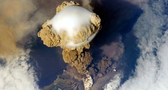Sarytchev (volcan), éruption du 12 juin 2009 sur l'île de Matua (...)