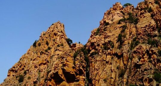 Calanches de Piana formées dans un granite alcalin.