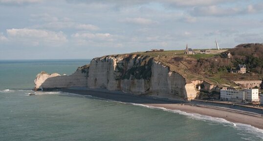 Vue nord-est des falaises d'Etretat