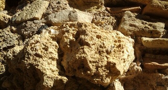 Calcaire sur le chateau de Castelnau de Guers