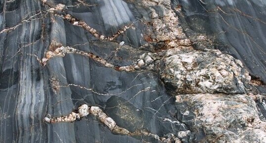 Filons de quartz dans les schistes rubanés.