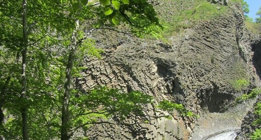 Orgues basaltiques - cascade du Ray Pic