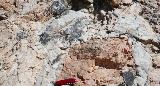 Orthose rose géante dans pegmatite