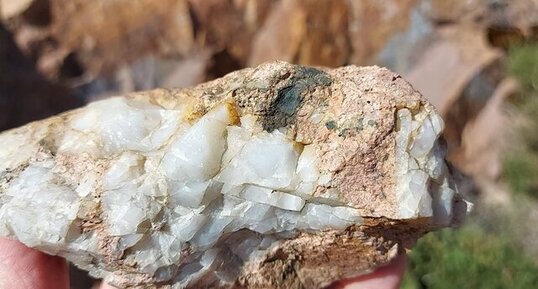 Corse - Evisa - Pegmatite permienne à quartz décimétriques