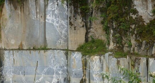 Carrière de marbre Grand Antique à Aubert
