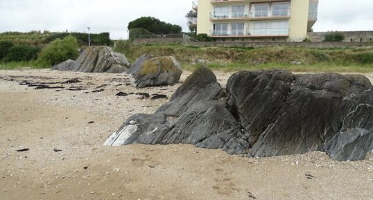 Côté Est de la plage de Ker-Villès juste à 30m de la jetée du phare de (…)